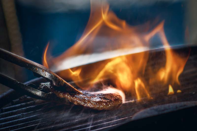 直火で焼き上げるハンバーガーパティ